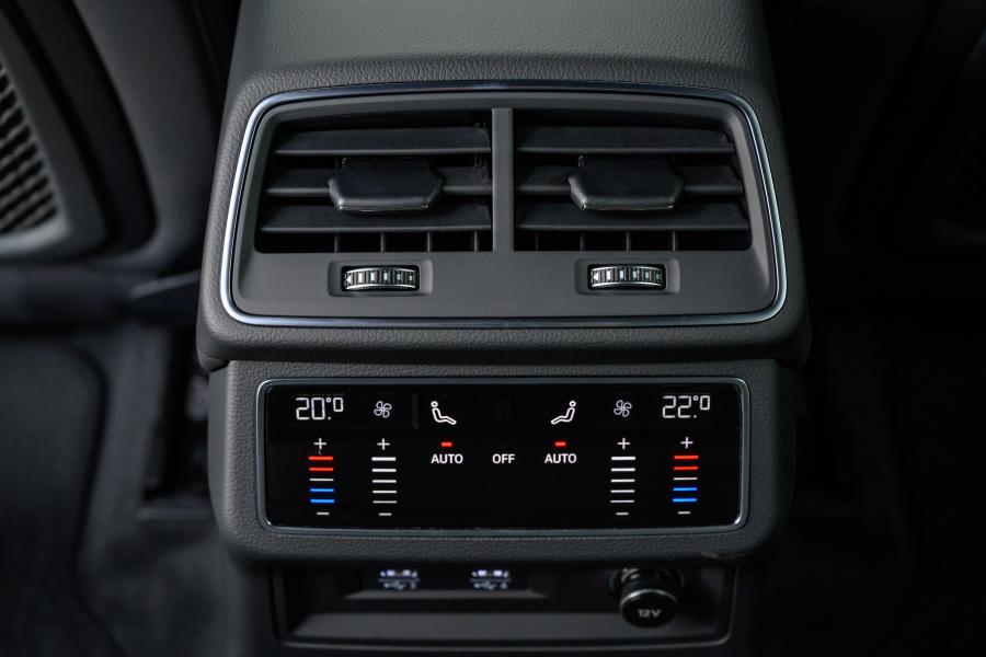 Детали интерьера Audi A6 50 TDI Allroad Quattro 2019 года  (UK) (фото 39 из 40)